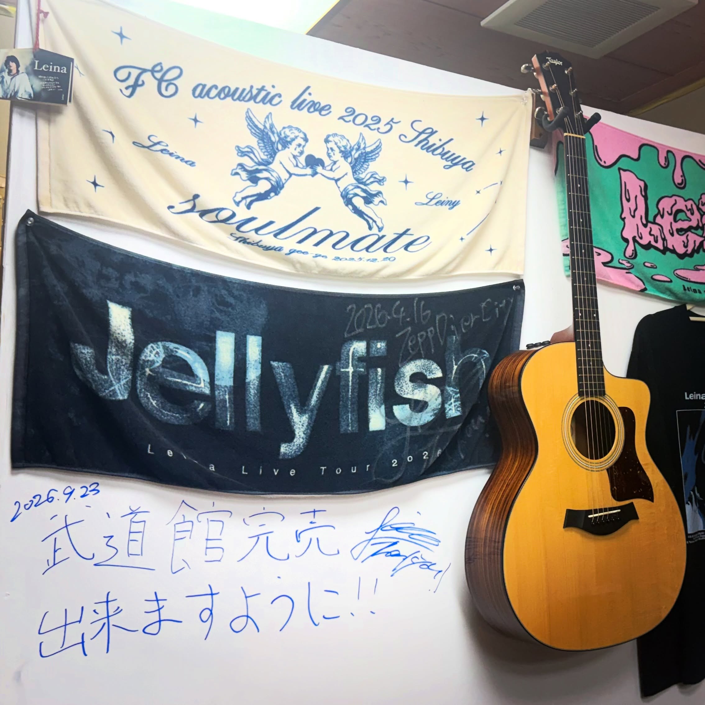 公式Instagramの投稿に掲載された店内の壁。来店者が書いたメッセージや掲示物が見える。